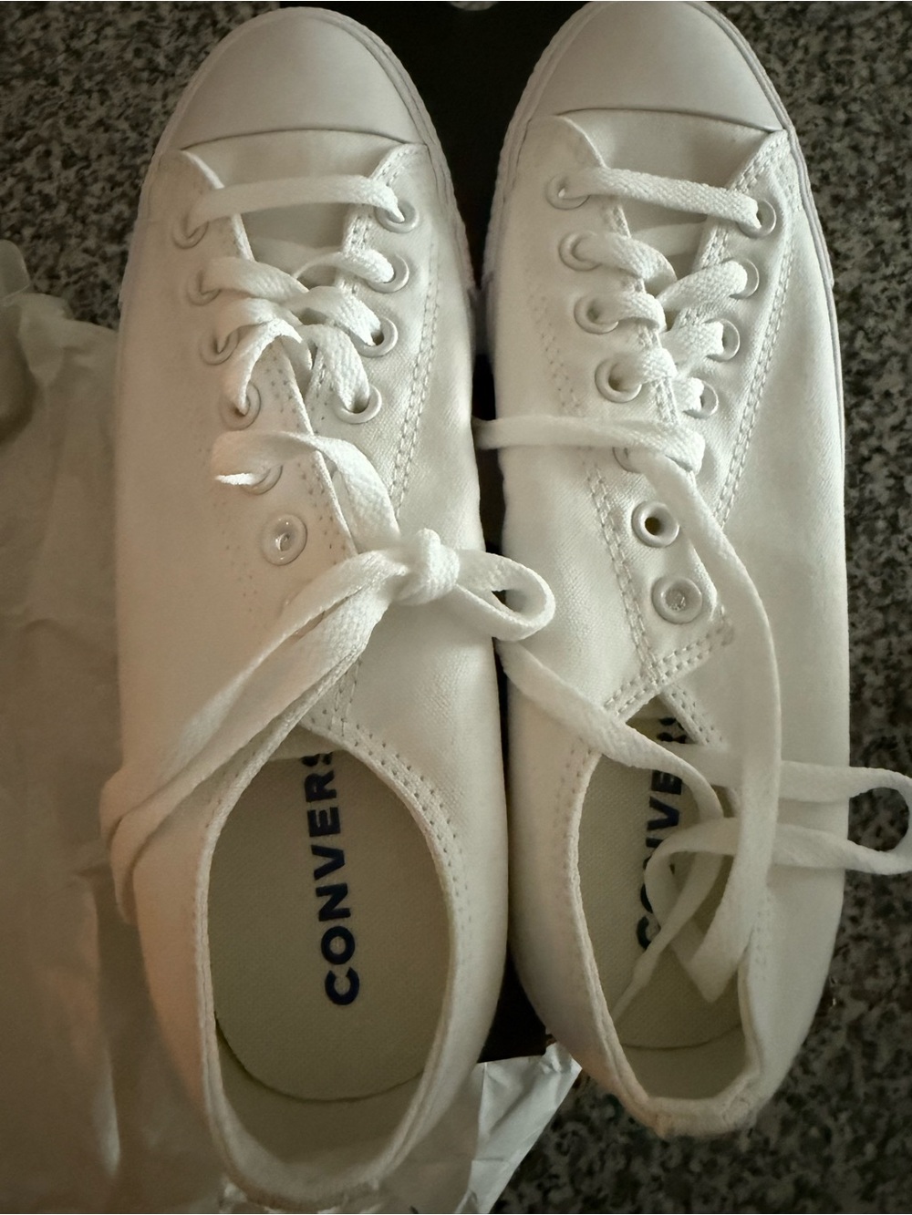 NWT! White monochrome converse, low top